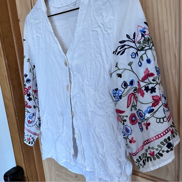 5/$30🦄 Embroidered Boho Top - Picture 3 of 3